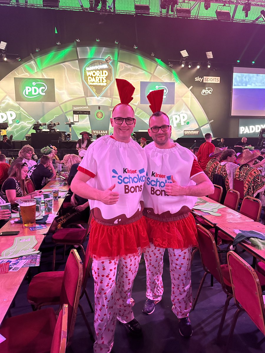 denesch_bln's tweet photo. Auf geht’s Pikashu! 

#anwesenheitscheck @ElmarPaulke @DAZN_DE #dartzn #DartsWM https://t.co/7PJlcjKGh5