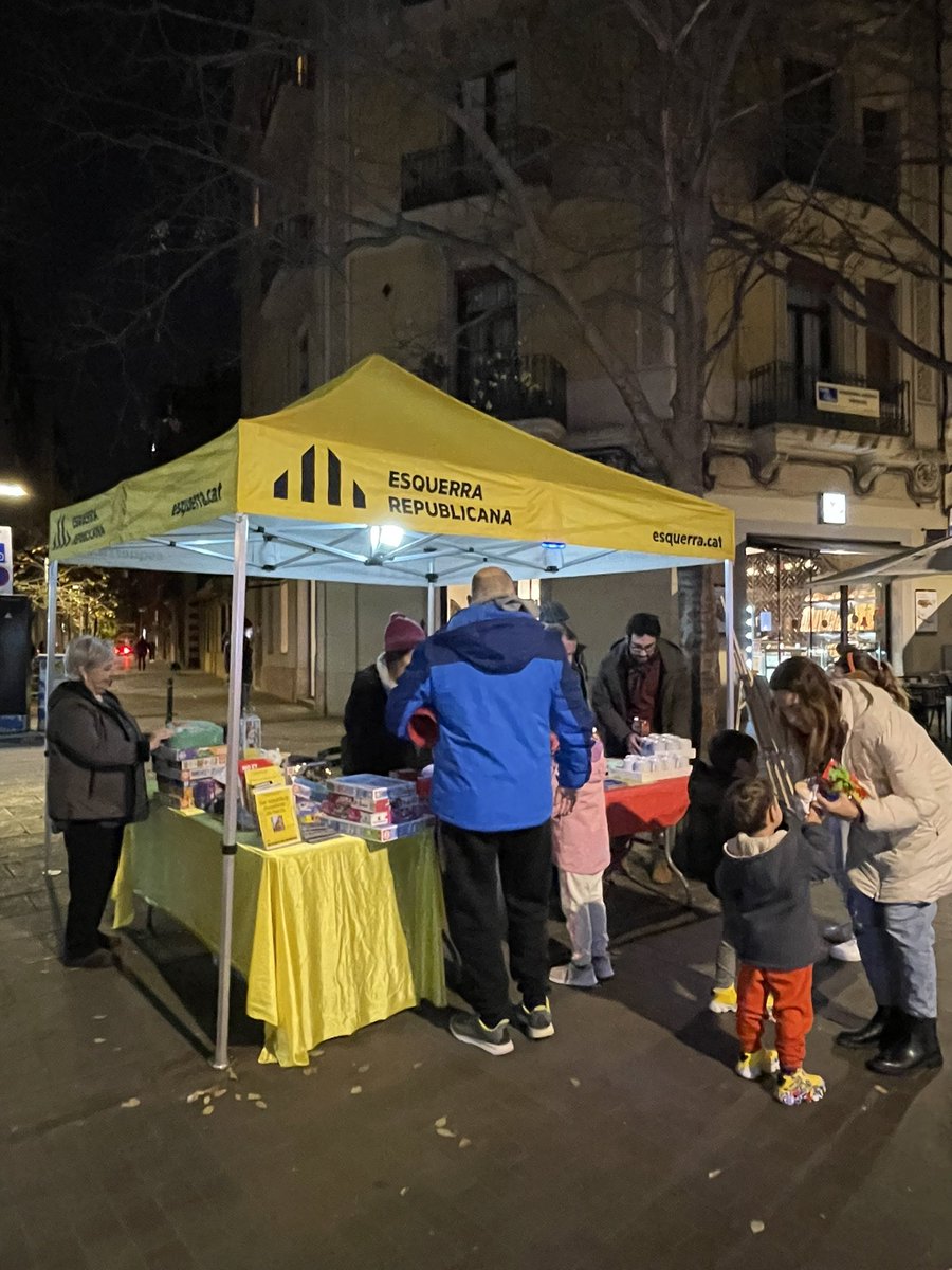 ❤️ Clot-Camp de l’Arpa barri solidari! 

👑Moltes joguines, i més coses, recollides a la xocolatada d’aquesta tarda a Rogent organitzada pel Casal Català Martinenc i <a href="/ERC_ClotVerneda/">ERC Clot-Verneda</a> en el marc de la Campanya de Reis 24 de la <a href="/ClotFede/">FedeClotCampdelArpa</a>!

Moltes gràcies barri!