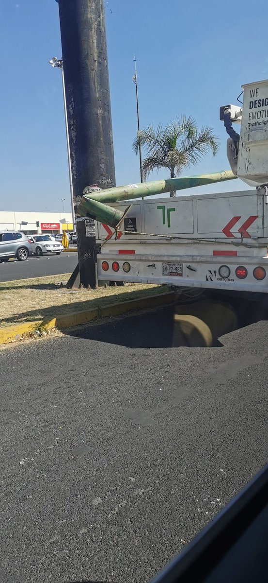 Goiz's tweet photo. @laredcincoradio @SSPGobPue - 1 patrulla, que se acaba de estampar en un poste y se llevó una inocente palmera 🌴 https://t.co/kv9CiZXyIA
