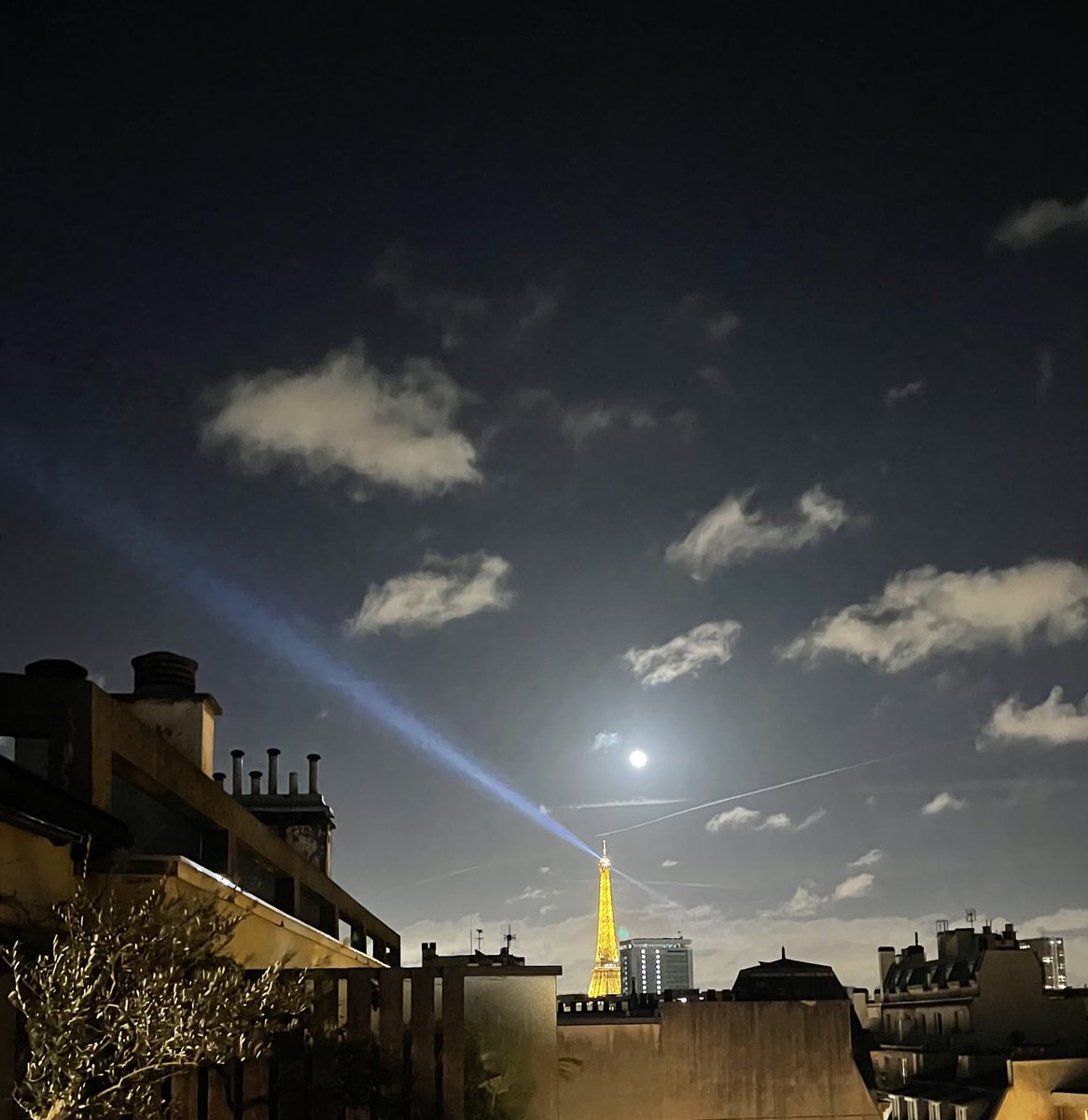 The magic of Paris.
La tour Eiffel with her lights, together with the moonlight. ❤️
My best thoughts for the end of this year and wishing you all a beautiful 2024.