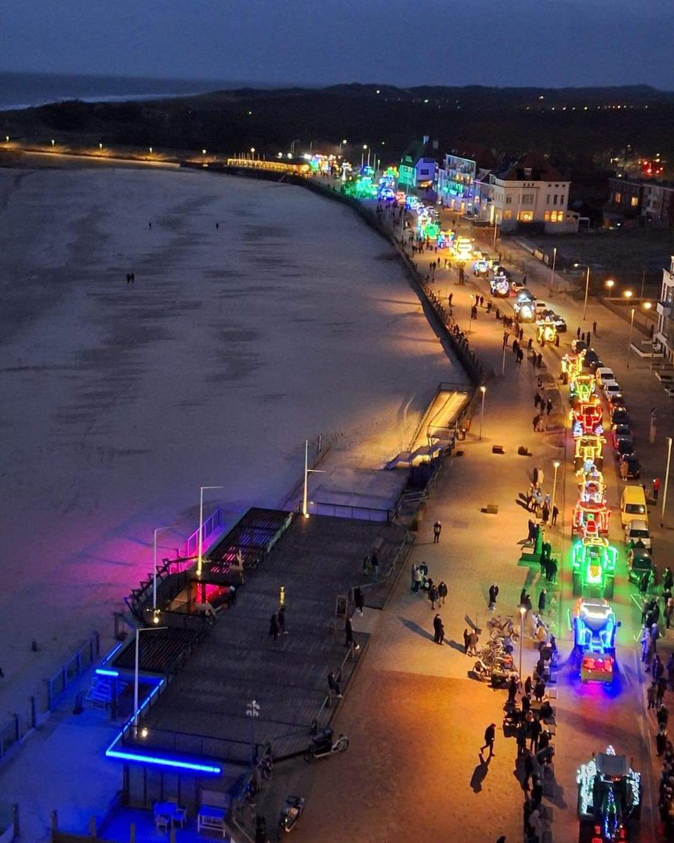 De verlichte trekkers op de boulevard in Vlissingen  😍 🙂
