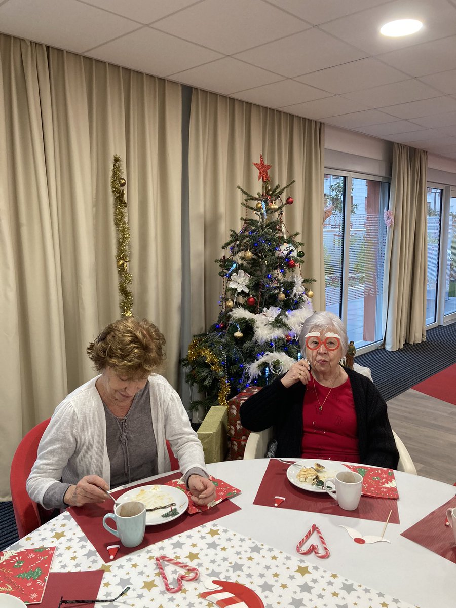 Aux <a href="/SenMeaux77/">Les Jardins d’Arcadie de Meaux</a>  Oh la belle bûche de Noël poire caramel !
Merci au chef qui a régalé les papilles de nos résidents !
<a href="/restalliance/">Restalliance</a>