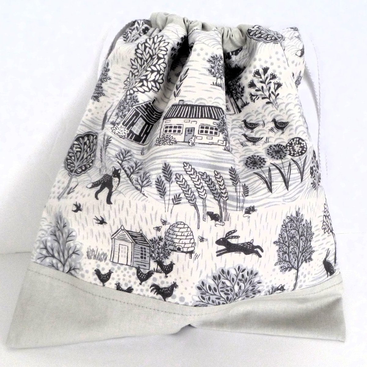 daisychaincraftsukgb.etsy.com/listing/159129…
Handmade Drawstring Bag Woodland pattern design
#etsyshop #etsyfinds #etsyuk #drawstringbag #woodland #cottonbag #handmadeuk #giftbag #fox #foxlover