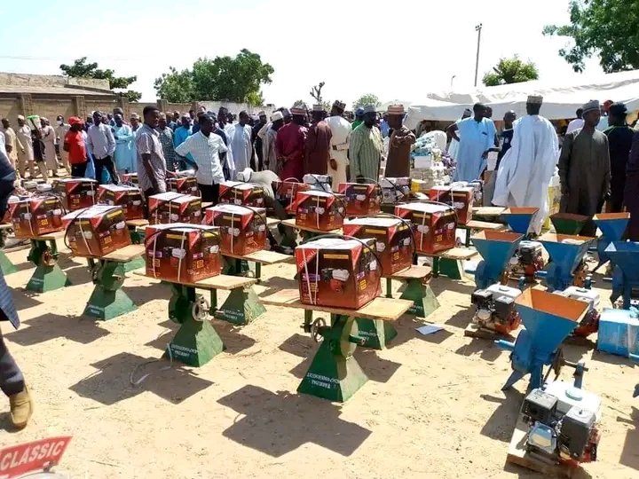Naimyandoma's tweet photo. Alkhairi Mai Hana Mugun Suna 😄✌️

Alqalumman Tarihi basu bar mana wanda ya Kai koda rabin ka ba Jagora, Sanin kowa ne kuma Tarihi baya tausayin kowa, abinda ka ajiye shi zaka bar ma Yan baya.

Kada a Shafa'a dai Al-ummah, Bayan Rt. Hon. Abubakar Yahaya Kusada FNIQS https://t.co/8jTY910Rgx