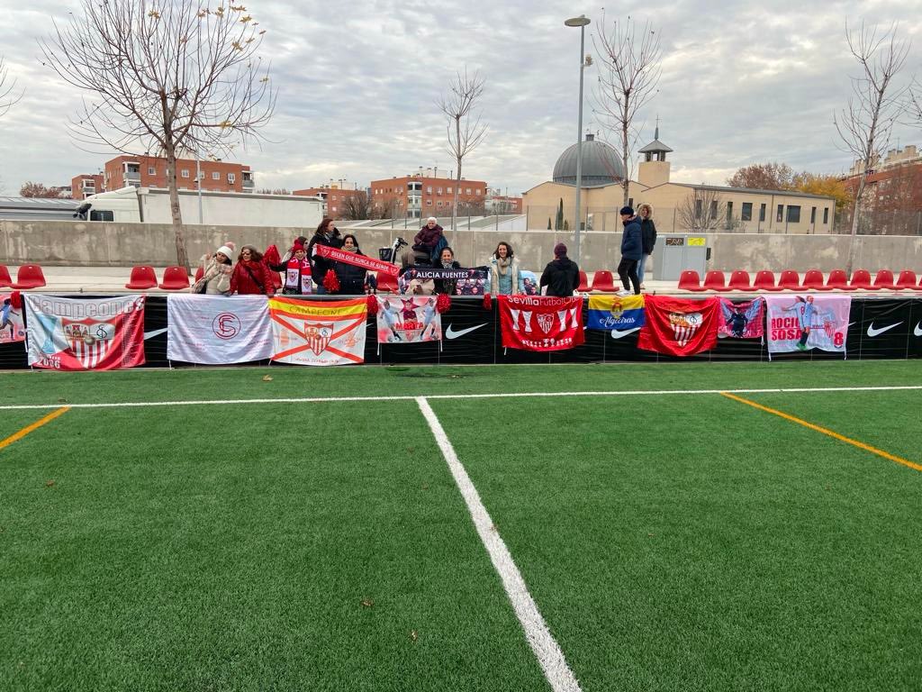 Mención especial merecen los familiares de las jugadoras del #SevillaFCFem Infantil, que acompañan a las suyas en la capital de España. 😍👏🏻🔝🤍❤️ 🏆 Nike Premier Cup. #CanteraSevillaFC