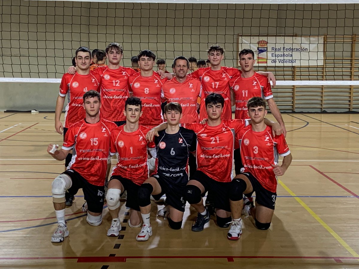ClubVoleibolZGZ's tweet photo. El @ClubVoleibolZGZ @AIndescar vence al @CVHervasCu en el tie-break y se cuela en las semifinales de la #CopaEspaña de voleibol Junior Masculina.

Los zaragozanos se imponen tras remontar el partido y se medirán mañana a las 11h al @chv1995 en la semifinal.

¡Enhorabuena, equipo! https://t.co/6vETWAgwCg