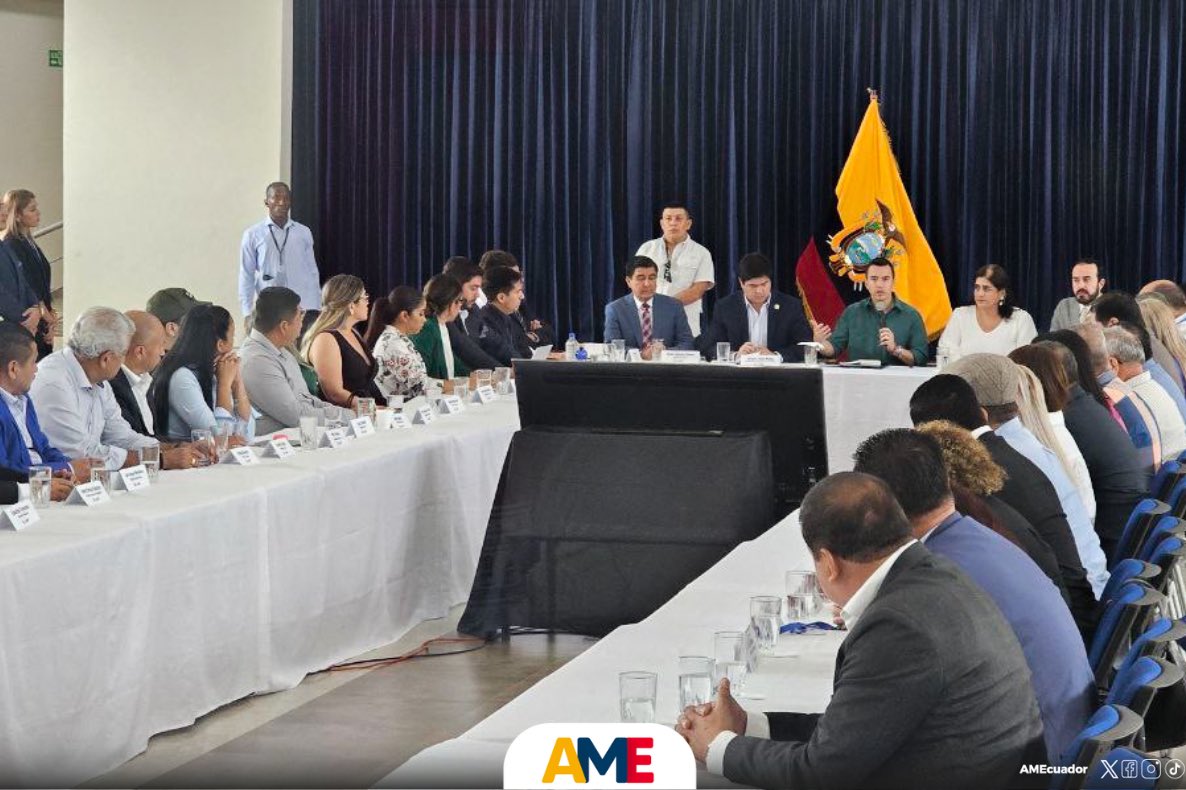AMEcuador's tweet photo. Se desarrolla la reunión entre los Alcaldes/as de las provincias de #Guayas, #Bolívar, #SantaElena y #LosRíos, un espacio donde podrán expresar sus necesidades ante el Presidente de la República, @DanielNoboaok. 

Resolución conseguida por el presidente de #AME, @Patricio_maldo https://t.co/6l2OqAduv7