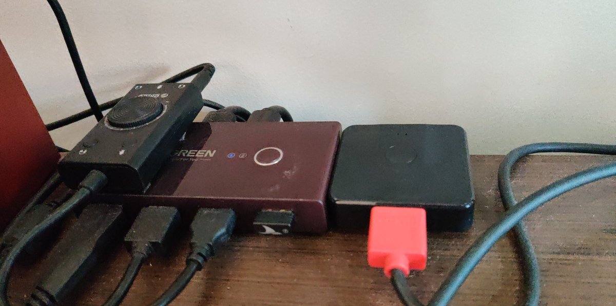 timacedoc's tweet photo. @oprimodev Eu uso assim hub switch USB da ugreen com teclado, mouse, headset e webcam. Switch HDMI da ugreen.
Só falta o segundo emprego 😢 https://t.co/GYbMvjiiY1