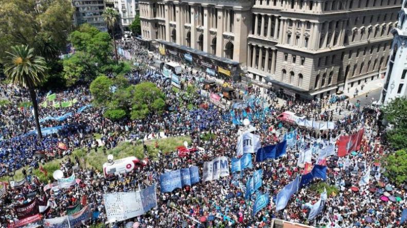 Para ponerlo en perspectiva: El paro general anunciado por la CGT es el más temprano que se haya convocado ante la asunción de un gobierno desde la Revolución Libertadora.