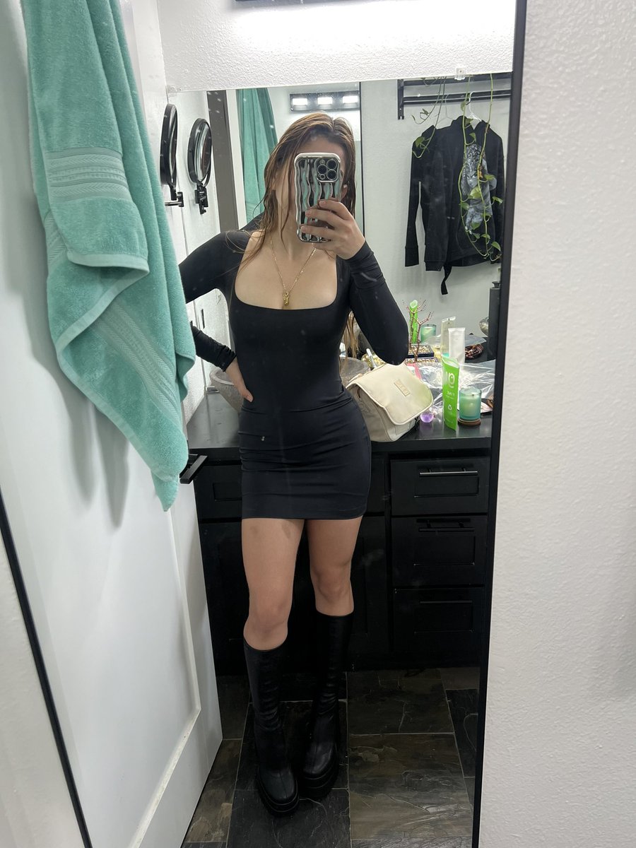 valeryramirez23's tweet photo. Es el vestido de skims O ES EL GYM? https://t.co/e9AfUZRZM1