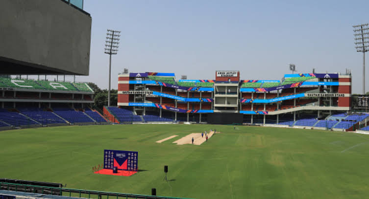 pallav_279's tweet photo. The sheer difference in how the stadium looks when the ugly advertising hoardings are removed. BCCI needs to learn that aesthetics need to be chosen over advertising. https://t.co/N8Dkt7Q3B0