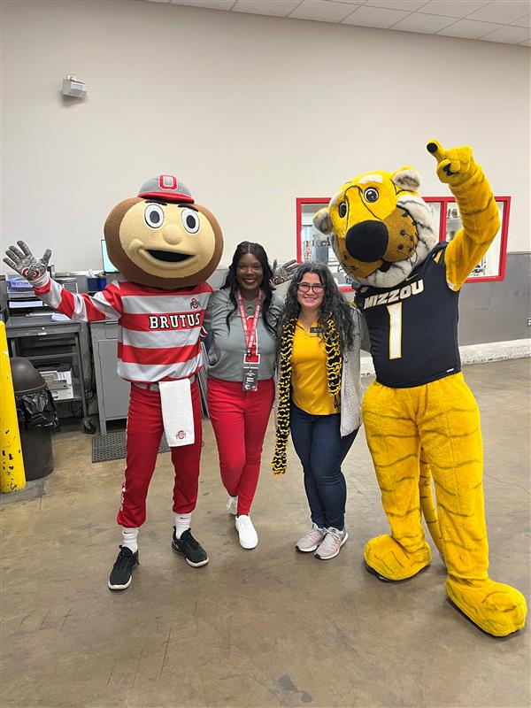 MizzouAlumni's tweet photo. Before battling it out at the #CottonBowl, our Tigers joined forces with the Buckeyes to help out the Tarrant Area Food Bank. Thanks to everyone who volunteered! 
 
TAFB serves over a million meals a week to those in need across north Texas. Learn more at https://t.co/zz0BobwLy9 https://t.co/p7Q3qKJbE5