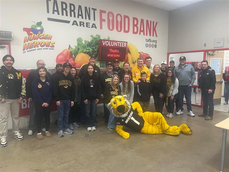 Before battling it out at the #CottonBowl, our Tigers joined forces with the Buckeyes to help out the Tarrant Area Food Bank. Thanks to everyone who volunteered! 
 
TAFB serves over a million meals a week to those in need across north Texas. Learn more at tafb.org