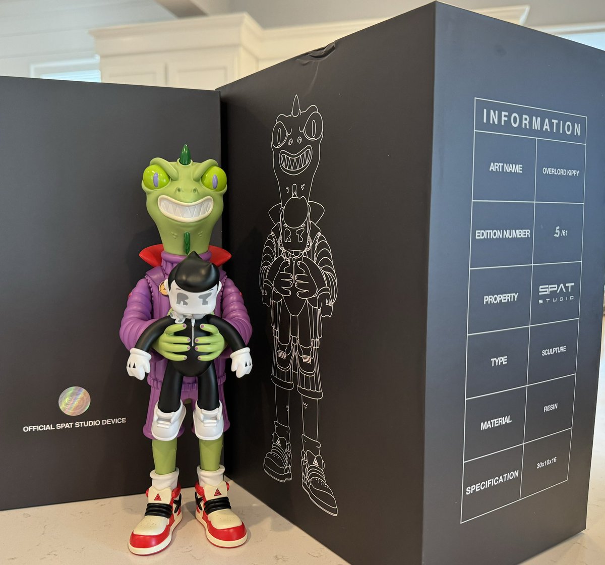 Excited to finally get this <a href="/Overlord_xyz/">Overlord</a> statue beauty from <a href="/SpatStudio/">Spat Studio</a>! 🦎🗽

Edition #5 of 61

Box got a bit damaged in transit as you can see at the top (even though it was very well packaged) so if anybody out there is in the cardboard box business hit me up.