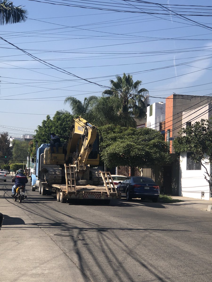 DulVelarde's tweet photo. @Trafico_ZMG este vehículo tiró varios cables y los dejó sueltos, con peligro de que otros vehículos o un moto puedan accidentarse, esto en el cruce de Montreal y Jesús Garcia en la colonia providencia. https://t.co/0TA1iTfZG6