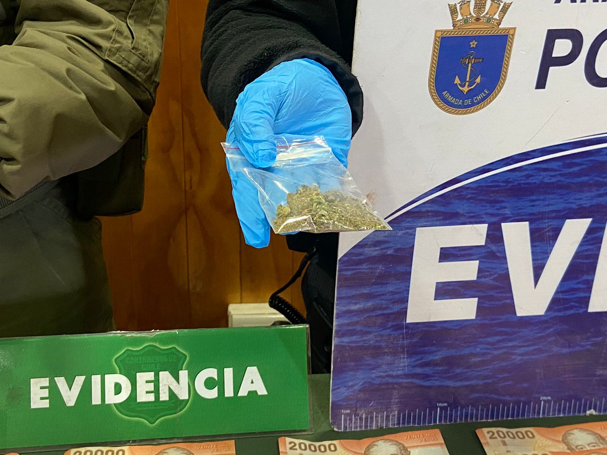 CarabMagallanes's tweet photo. En un trabajo conjunto entre la sección O.S.7 de @Carabdechile y la @DGTM_Chile de la @Armada_Chile se logró la detención de un sujeto por infracción a la #Ley2000, incautando droga, un vehículo y dinero en efectivo, pasando a control de detención en el juzgado de #PuertoNatales https://t.co/w0uIOU4Tjv