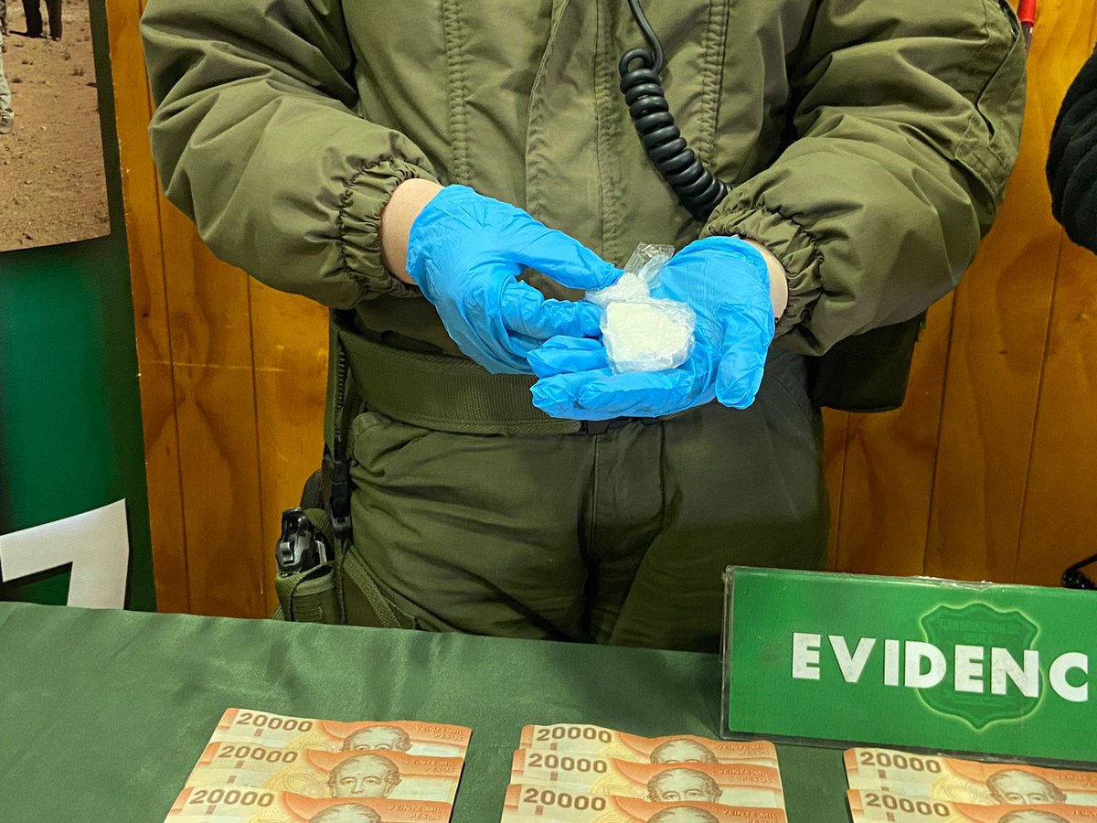 CarabMagallanes's tweet photo. En un trabajo conjunto entre la sección O.S.7 de @Carabdechile y la @DGTM_Chile de la @Armada_Chile se logró la detención de un sujeto por infracción a la #Ley2000, incautando droga, un vehículo y dinero en efectivo, pasando a control de detención en el juzgado de #PuertoNatales https://t.co/w0uIOU4Tjv