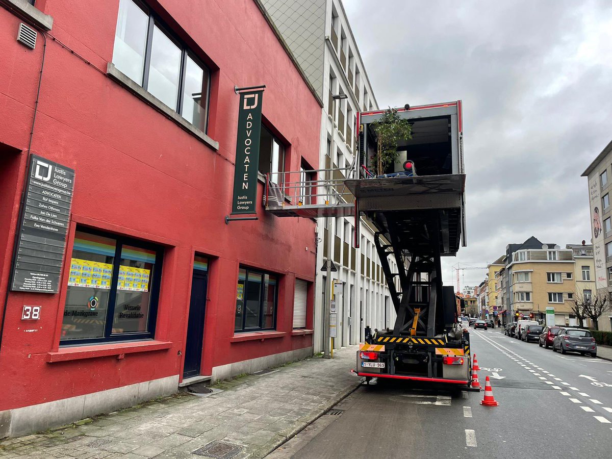 de_vic_mover's tweet photo. Lawyers move https://t.co/EaTJDIADFk