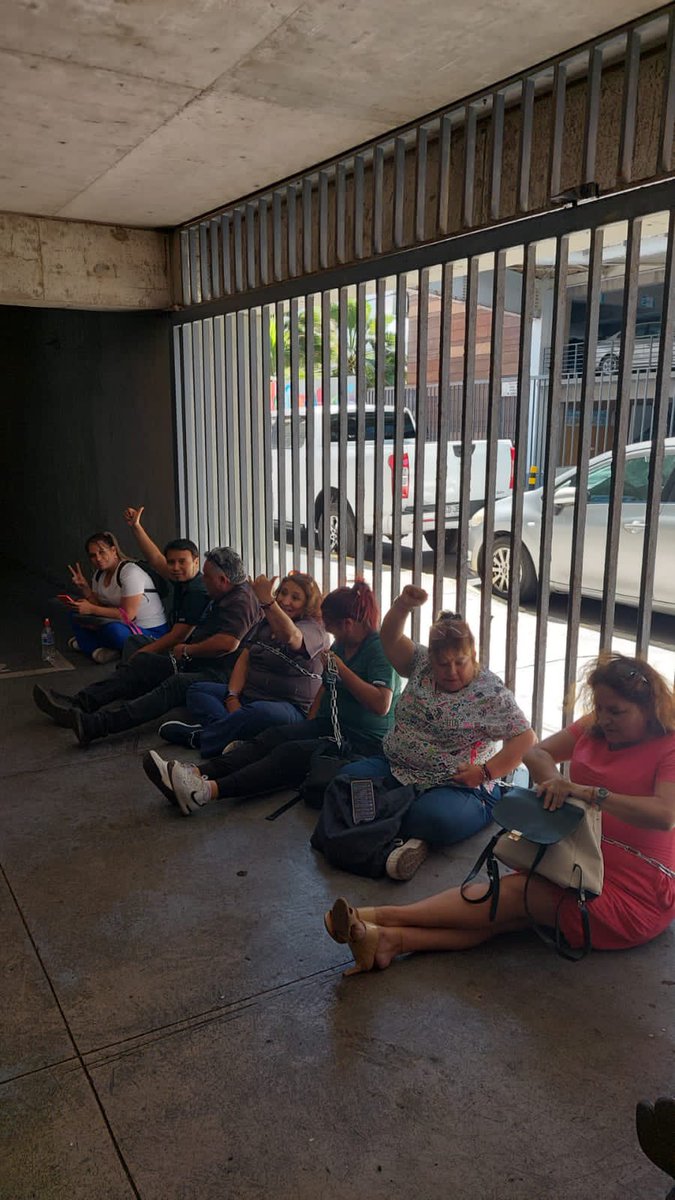 HombredeRadio's tweet photo. #IQUIQUE 
Dirigentas de la Salud Municipal @IquiqueDeTodos se encadenan en estacionamiento de la Municipalidad en reclamo por incumplimientos de CORMUDESI luego de la paralización que afectó a centros de salud en la ciudad… @biobio https://t.co/qKqhB1aYVe