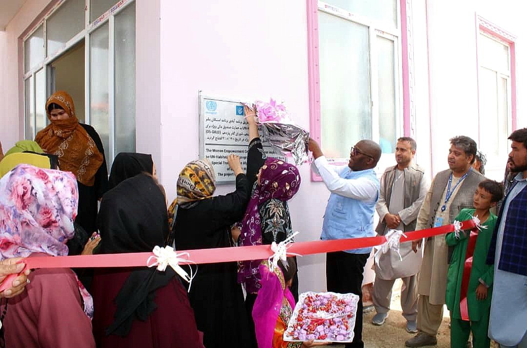 🚀 Empowering women in Mazar!🌐 @UNHabitatAfg's 🇦🇫 project funded by @UN_STFA create impact. Two Women Empowerment Centers handed over to sub-committees, offering literacy and tailoring courses. Positive testimonies like Ms. Setara's highlight the transformative impact @SDGoals