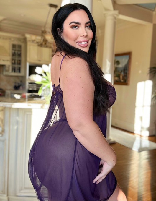 How&rsquo;s the view ? 💋 https://t.co/YdKgIlCQpk