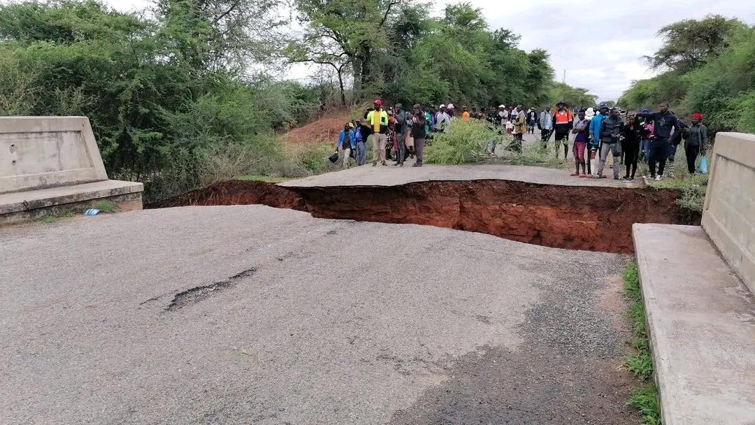 This is a bridge in Gokwe, the road connects Nemangwe CMB and Nembudziya growth point. Our roads need maintenance. @edmnangagwa's government will ignore this until 2030. This is not the Zimbabwe we want.