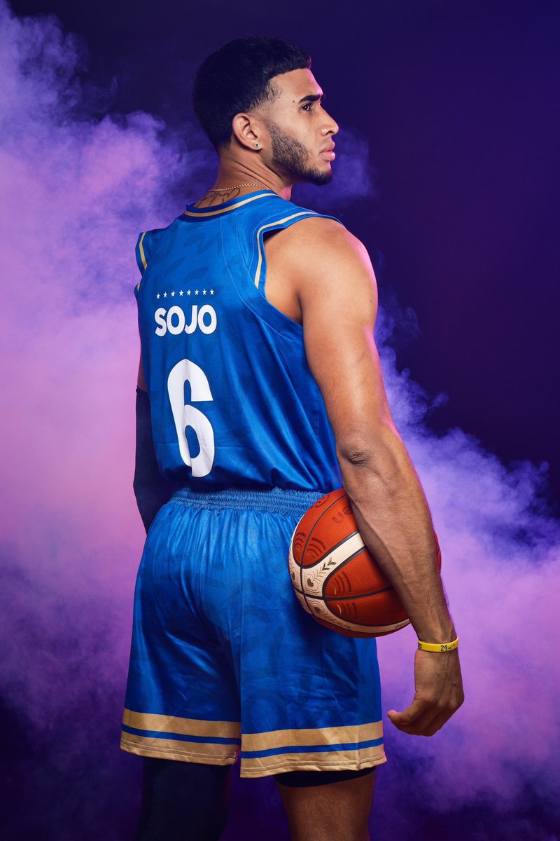 basketvinotinto's tweet photo. ɢᴀʀʟʏ ꜱᴏᴊᴏ único jugador de baloncesto entre los nominados a Atleta del Año del Círculo de Periodistas Deportivo de Venezuela @CPDVenezuela. 

La selección mayor de @FVBbasketball quedó de tercera entre las opciones a Selección del Año. 

#cdpv https://t.co/BRv7weMZLv