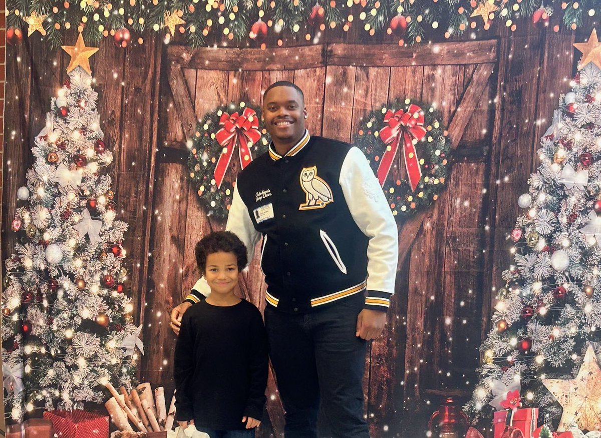 NPSchools_VA's tweet image. Over the holidays, #BuiltForPurpose &amp;amp; #MooreThanADream kicked off a new partnership w/ @CrossroadsScho1. These young men hosted a toy drive that provided students w/ gifts &amp;amp; toys! They’ve also implemented a mentoring program that focuses on scholarship &amp;amp; school involvement!