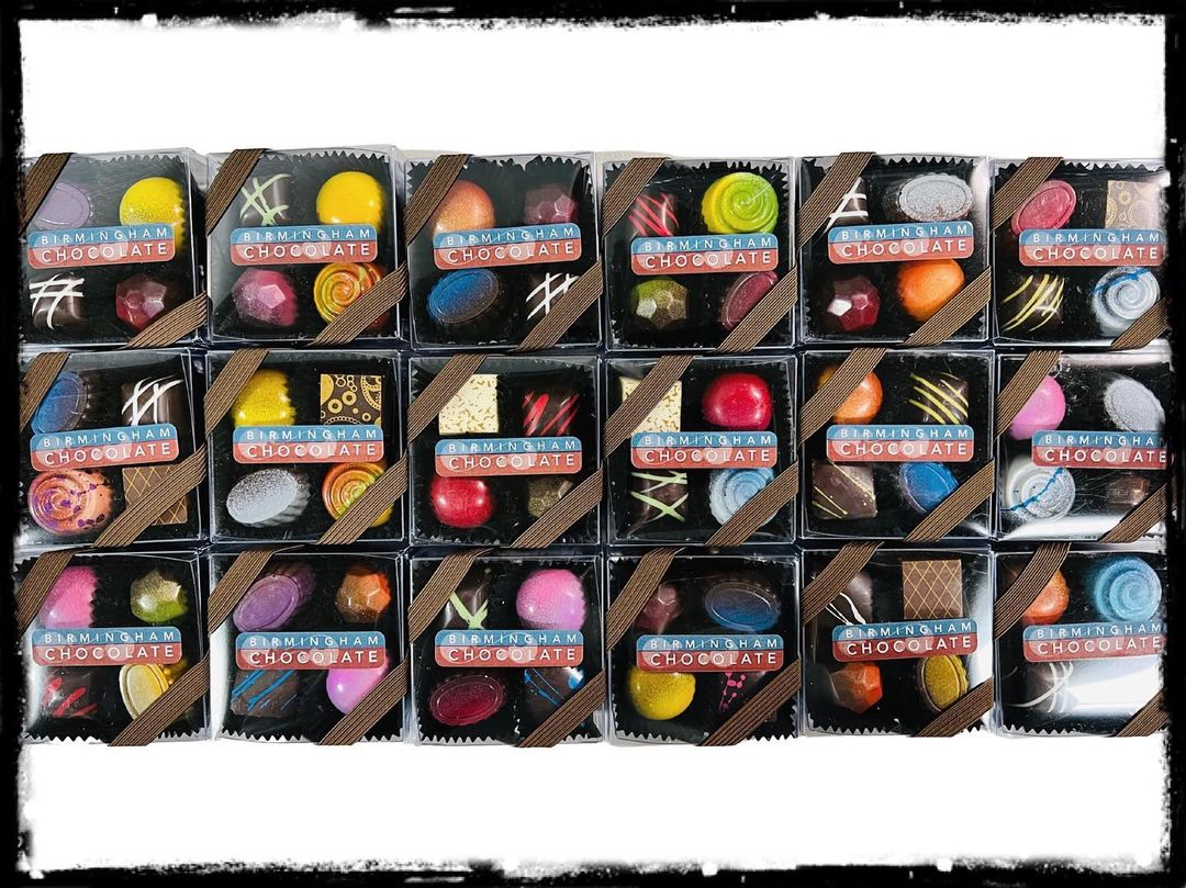 Seeking the ideal present for this holiday season that promises to add a delightful touch to the celebrations?❤ Check out @birminghamchocolate for 4pc assortments, perfect dessert after a nice dinner.🙌🏻

#Urthbox #Urthboxapproved #giftideas #cocoa #holidayseason #chocolatelover