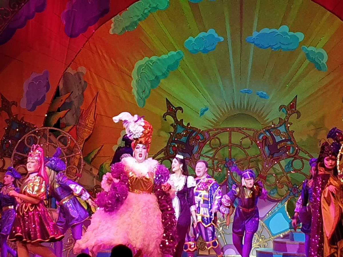 RGray46's tweet photo. Brilliant pantomime @Thehexagon So funny and won't be able to eat a Nandos again without singing!! 😂 @CarlT_Official you were a very dashing prince 🤴 😘Xx https://t.co/5J2fE0Cqkb