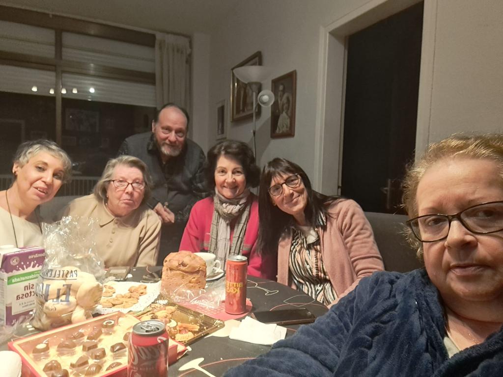 cuidadors's tweet photo. #BonaNit bona gent! Aquesta tarda seguint nostre #fullderuta buscant #campanyahumanitària hem hagut de parar i fer 1 "refrigeri"🤗hem acabat #esgotades #circular x carrers amb familiars, persones #dependents que #necessiten #caminadors #cadiresderodes és #dificultós #perillós https://t.co/mHcnbpMaFZ