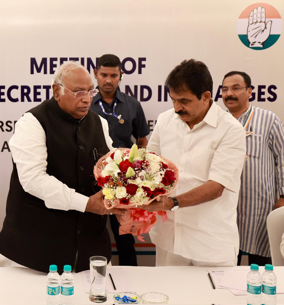 I6nXEEOIly9EjZf's tweet photo. కాంగ్రెస్ అధ్యక్షుడు శ్రీ @Kharge అధ్యక్షతన నిన్న నాగపూర్ లో శ్రీ @RahulGandhi సమక్షంలో అఖిల భారత కాంగ్రెస్ కమిటీ ప్రధాన కార్యదర్శులు, రాష్ట్ర ఇంచార్జీల సమావేశం జరిగింది.
@Dr_Uditraj @revanth_anumula
@Bhatti_Mallu
@KousalSameer
@kkctelangana https://t.co/KQ6BLqJsy2