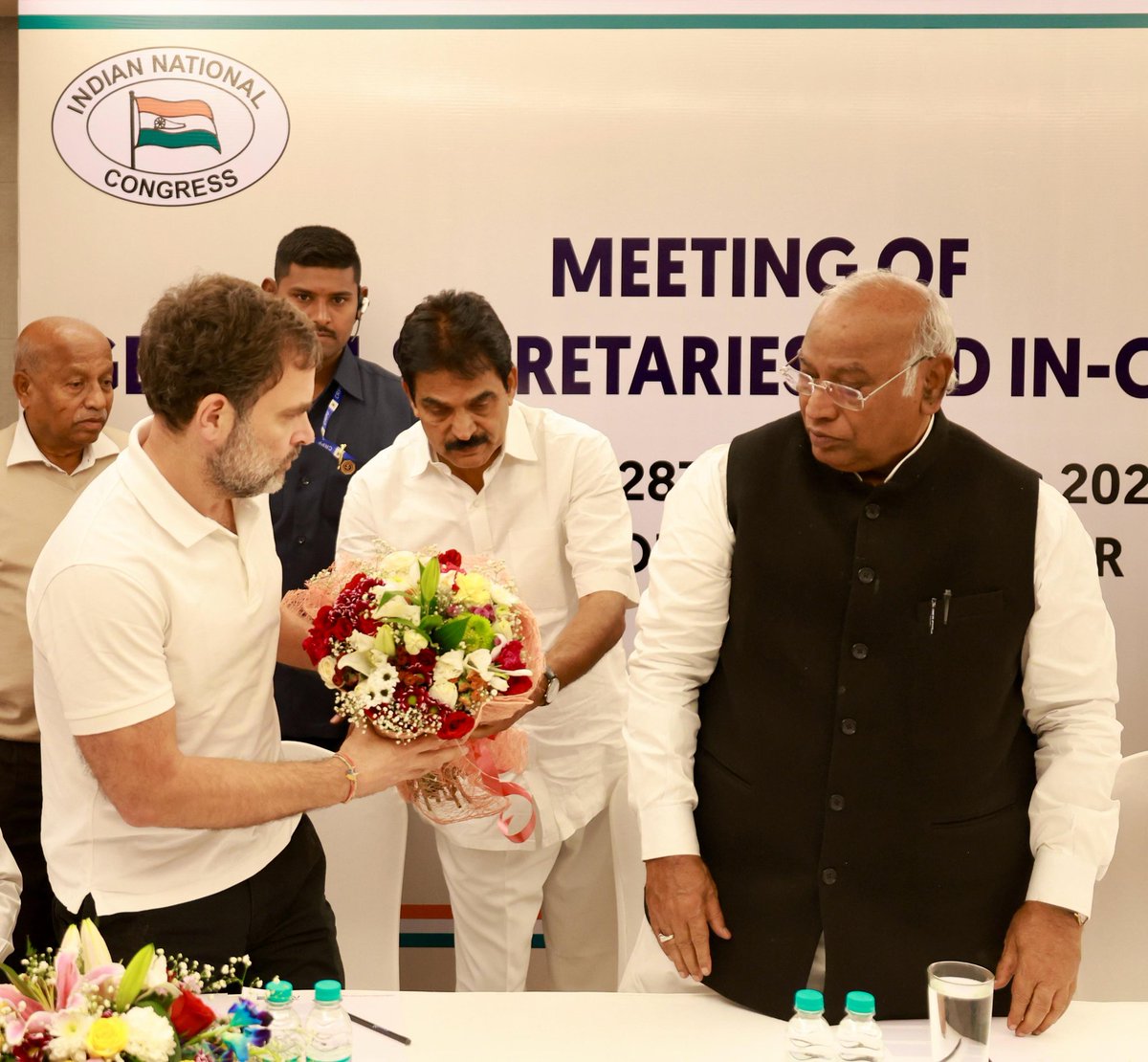 I6nXEEOIly9EjZf's tweet photo. కాంగ్రెస్ అధ్యక్షుడు శ్రీ @Kharge అధ్యక్షతన నిన్న నాగపూర్ లో శ్రీ @RahulGandhi సమక్షంలో అఖిల భారత కాంగ్రెస్ కమిటీ ప్రధాన కార్యదర్శులు, రాష్ట్ర ఇంచార్జీల సమావేశం జరిగింది.
@Dr_Uditraj @revanth_anumula
@Bhatti_Mallu
@KousalSameer
@kkctelangana https://t.co/KQ6BLqJsy2