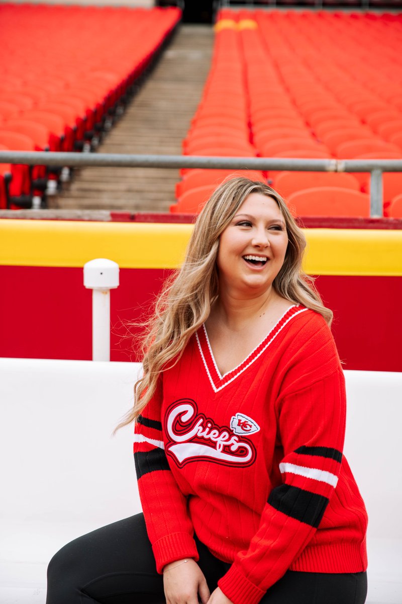 Your comfort, your style, your team ❤️ Come see us to shop this WEAR by Erin Andrews @chiefs V-neck pullover sweater, complete with a rib-knit design and a relaxed, boxy fit. For shipping or pickup, call 816-920-8223! @wearbyea @erinandrews