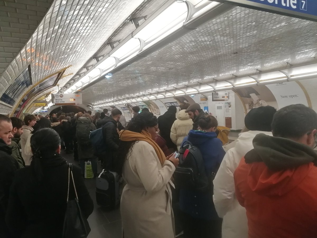 Affluence délirante sur la <a href="/Ligne11_RATP/">Ligne 11</a> en raison de "l'indisponibilité de trains"?
Sérieusement, <a href="/ClientsRATP/">Service Client RATP👌</a> <a href="/RATPgroup/">RATP Group</a> <a href="/IDFmobilites/">IDF Mobilités</a> !?