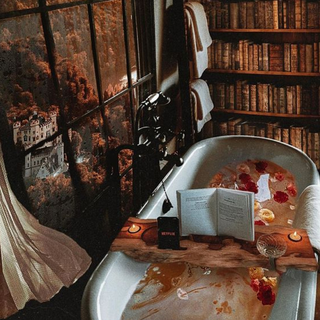 What better way to finish the year than by taking a nice long bath in such a whimsical space that looks right out of a fairytale? 📖 With the Sandringham Cast Iron Bathtub by <a href="/cheviotproducts/">Jameel Amlani</a> you can have these cozy vibes in your own home 🛁