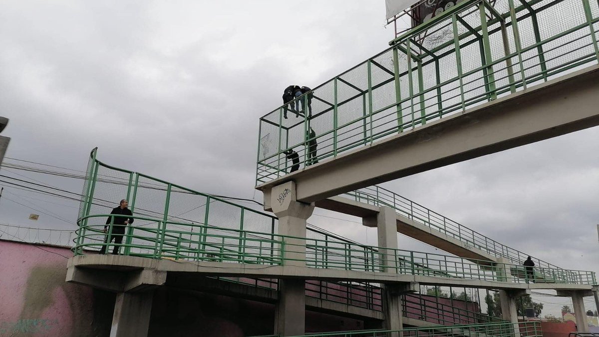 AMXSeguridad's tweet photo. #Ecatepec || Elementos de la @SS_Edomex evitaron que un hombre se arrojara de un puente peatonal; al establecer un diálogo con el ciudadano para después subir y ayudarlo a bajar de manera segura. 
 
Más Información en: https://t.co/CXDjdReEMy 
 
#AgenciaMxNoticias https://t.co/gN9yEHEBSj