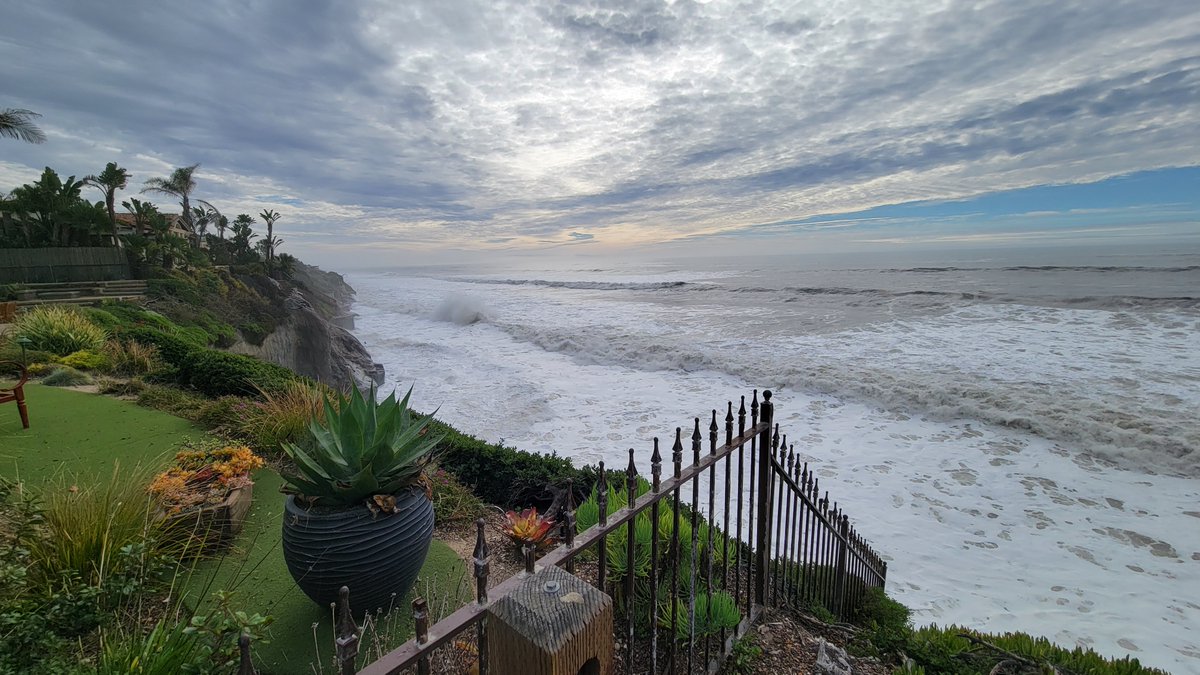 SharasCove's tweet photo. When you are on vacation but get notified of a coastal high surf event and must go check it out! https://t.co/86pqdFBkCw