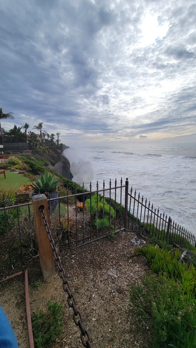 SharasCove's tweet photo. When you are on vacation but get notified of a coastal high surf event and must go check it out! https://t.co/86pqdFBkCw