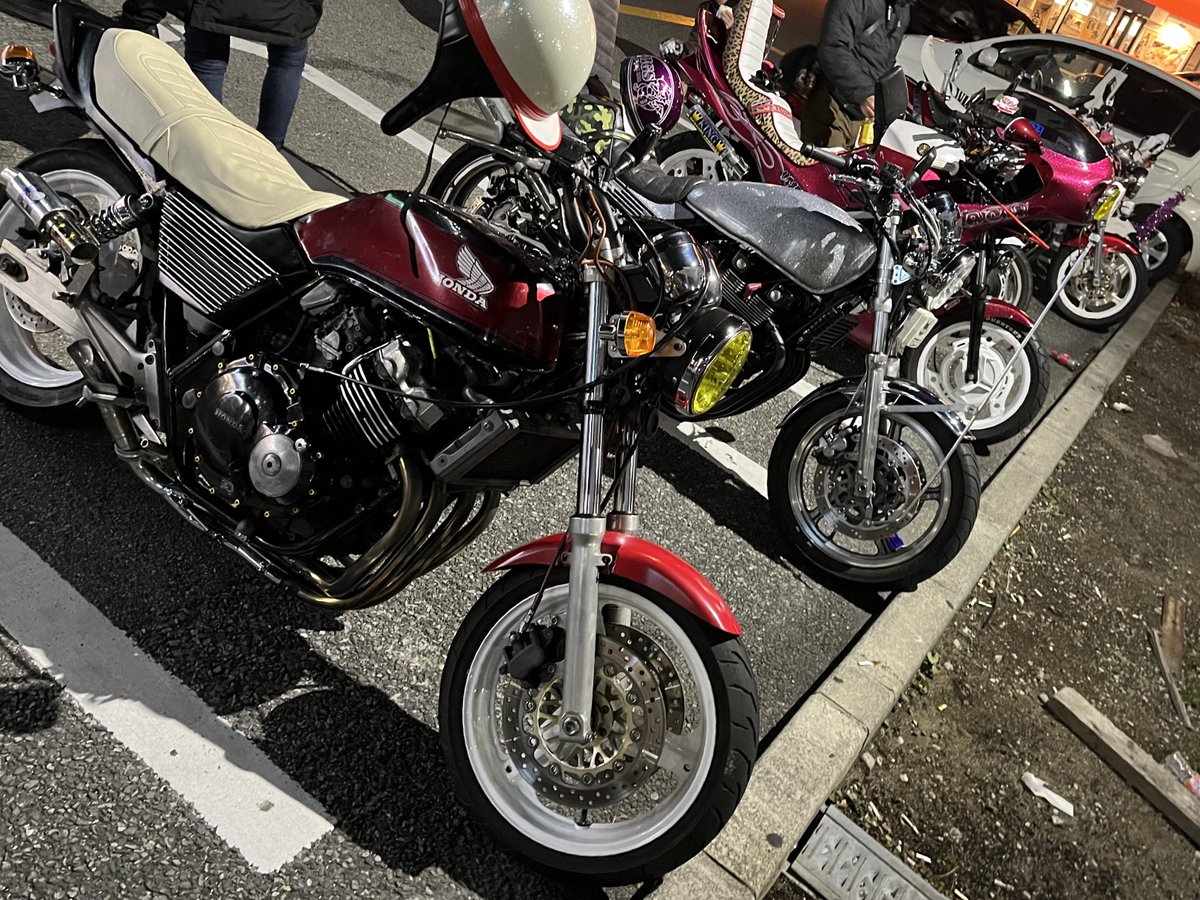 noykworks's tweet photo. 純正外装が嫌、CBX外装もつまらんからってことで出来上がったスーフォア
とりあえず見た目も音も過去1で良くなった！と、思ってる！
暖かくなったら外装塗ろう😷

#cb400sf #cb250n
#変なバイク
#スーパーフォークw https://t.co/sBA2dcAKML