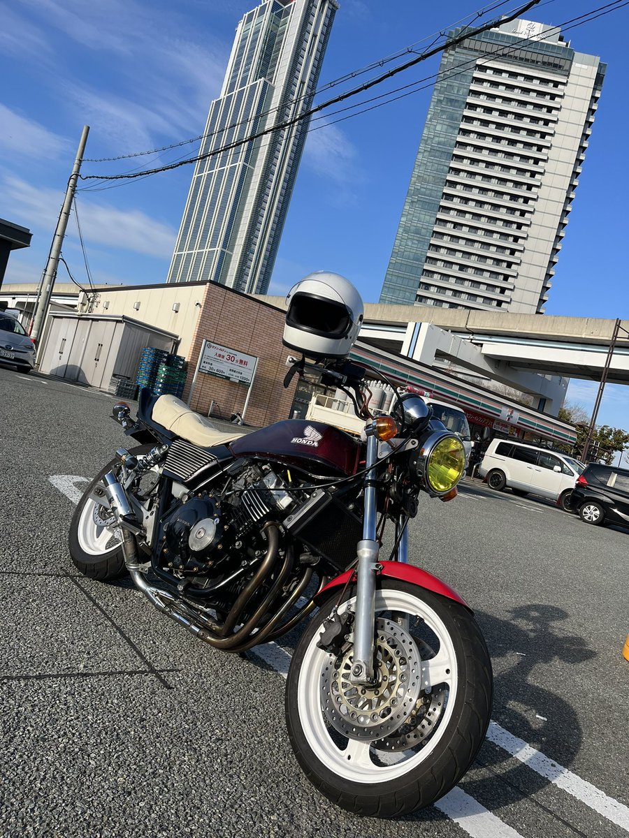 noykworks's tweet photo. 純正外装が嫌、CBX外装もつまらんからってことで出来上がったスーフォア
とりあえず見た目も音も過去1で良くなった！と、思ってる！
暖かくなったら外装塗ろう😷

#cb400sf #cb250n
#変なバイク
#スーパーフォークw https://t.co/sBA2dcAKML