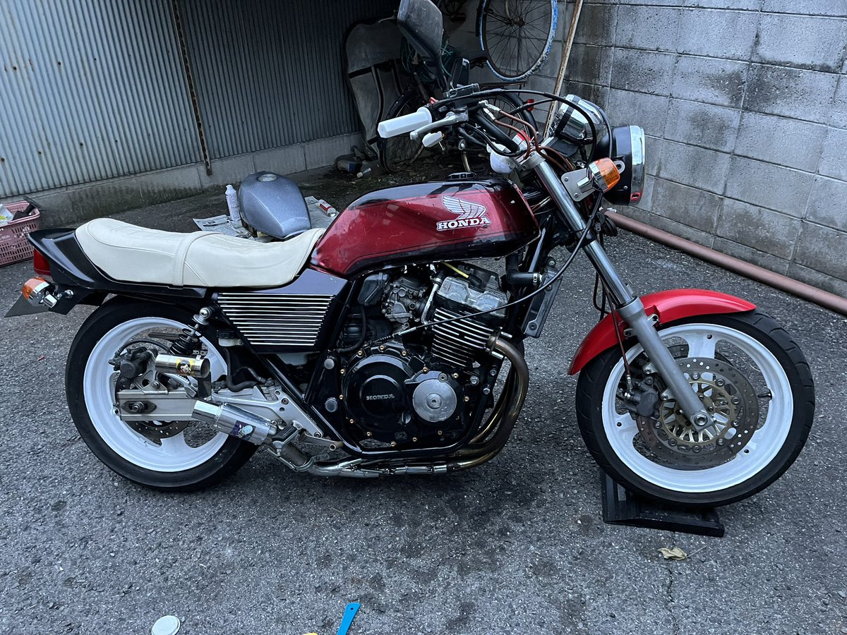 noykworks's tweet photo. 純正外装が嫌、CBX外装もつまらんからってことで出来上がったスーフォア
とりあえず見た目も音も過去1で良くなった！と、思ってる！
暖かくなったら外装塗ろう😷

#cb400sf #cb250n
#変なバイク
#スーパーフォークw https://t.co/sBA2dcAKML