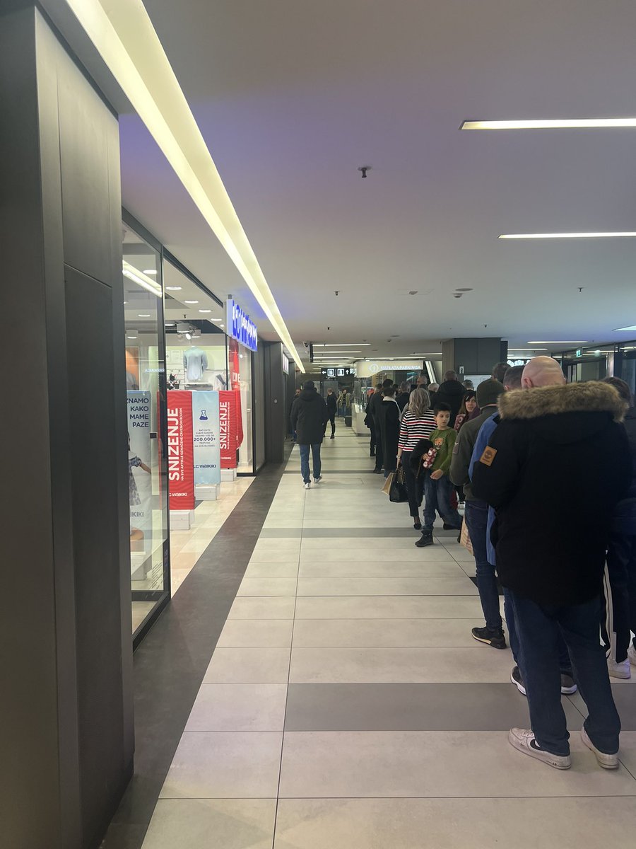 mimazecevic's tweet photo. TC Merkator koji u sred novogodisnjih praznika naplacuje parking i napravi kompletan kolaps i redove od preko 50 ljudi https://t.co/kZzcrxsrZZ
