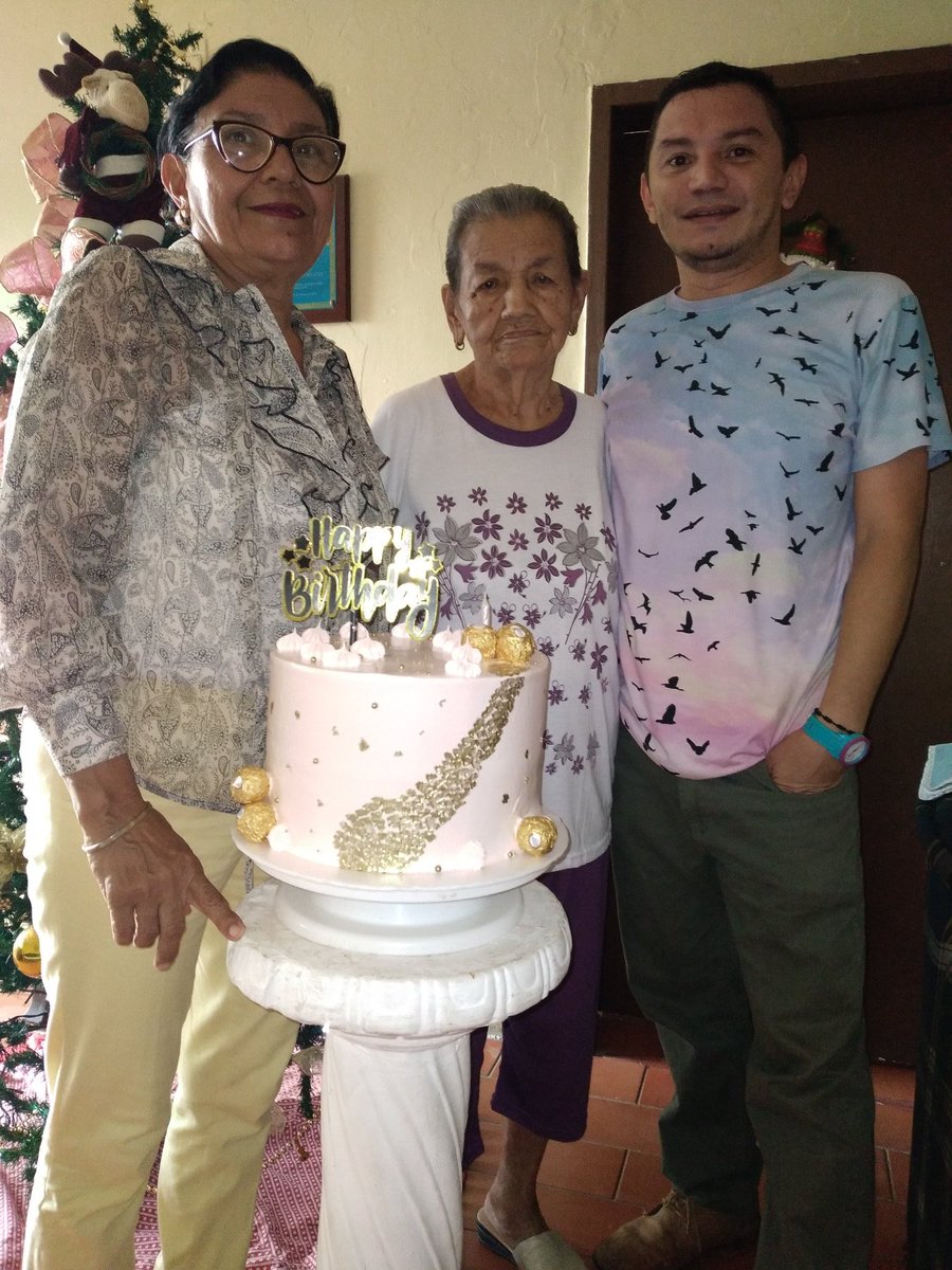 kid613's tweet photo. Momento de presumir a mi madre y a mi abuela ! https://t.co/L33gvkjo3K