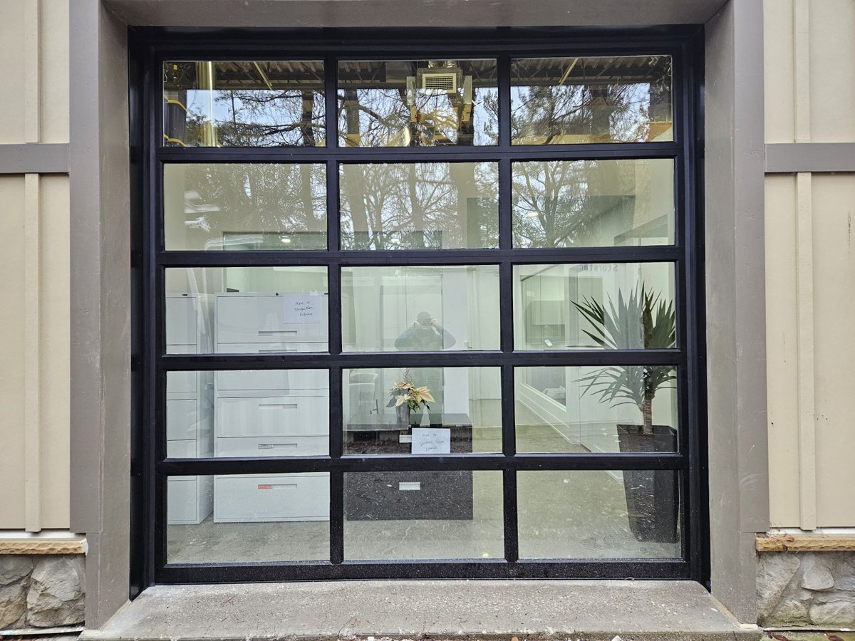 auroraohd's tweet photo. New install @upwardor fullview aluminum door in black with black aluminum capping #upwardor #garagedoor #garagedoors #auroragaragedoors #garagedoorsaurora #auroraoverheaddoor https://t.co/lbJVLg1i6E