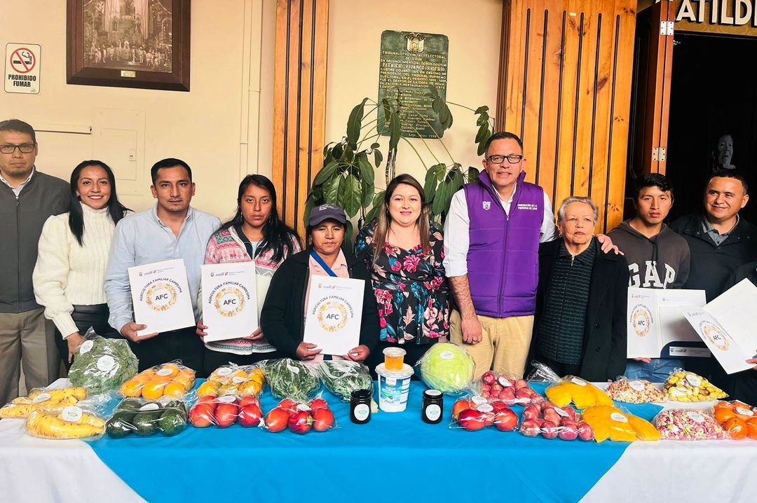 #Loja | Con propósito de fortalecer la producción agropecuaria, se entregaron 70 títulos de propiedad de tierras, y siete sellos de la Agricultura Familiar Campesina, a productores de la provincia de Loja. En el año 2023 se han otorgado 1.186 títulos y 17 sellos #AFC.