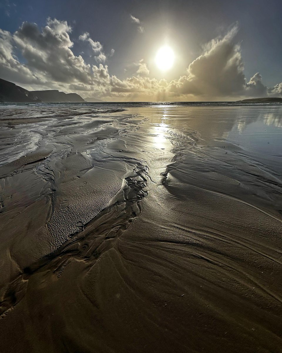 What day is it again...🤔😉
We just love this fabulous image by Stephen Crowe (@crowe204 IG) of the winter sun at Keel Beach 💖.
#christmasweek #beautifuldestinations #AchillMagic #wildmayo #AmazingAchill #AchillIsland #Achill #keepdiscovering 
<a href="/discoverirl/">Discover Ireland</a> <a href="/wildatlanticway/">Wild Atlantic Way</a>