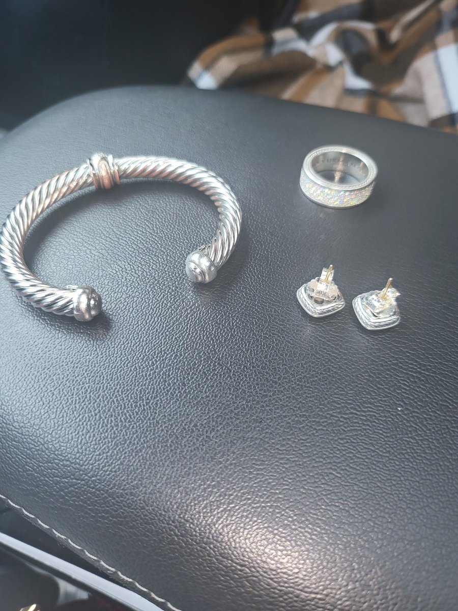 bklambright's tweet photo. @eBay @AskeBay 😡😡Three sellers sold me fake David Yurman on eBay, but I can't get beyond the automated system!!!! #eBay https://t.co/BIIqab8Nvp