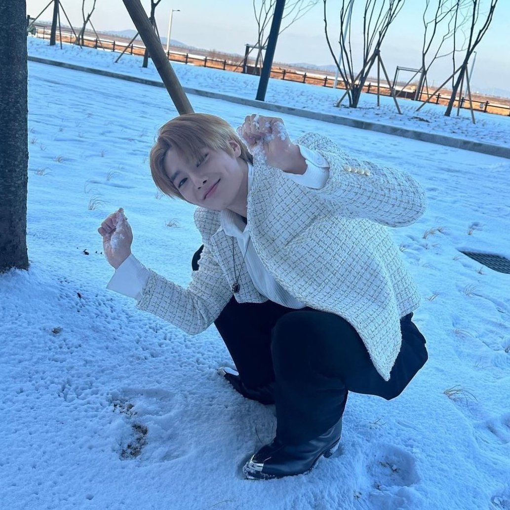 hyunstupib's tweet photo. copos de nieve
- mini au hyunin     [ 15 tweets ]

es casi imposible que existan copos de nieve iguales, pero en su primer invierno juntos como una pareja de casados, hyvnjin y jeongn se encuentran con dos idénticos https://t.co/CZ4otlceoT