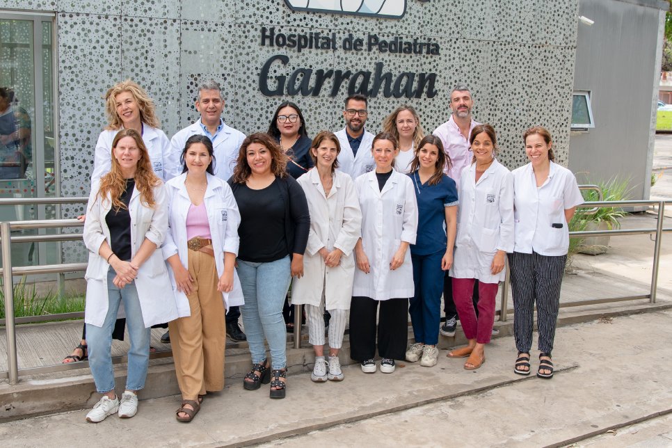 Profesionales de la Unidad de Cuidados Intensivos 35 publicaron un libro que recopila los protocolos de cuidados que requieren las niñas y niños con cardiopatías congénitas para los equipos de salud de todo el país que trabajan con esta patología.

➡️  garrahan.gov.ar/prensa/28-12-2…